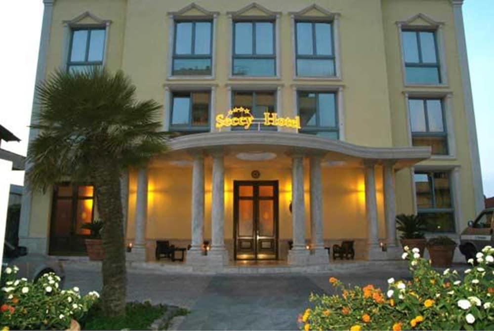 Seccy Hotel Boutique Art & Museum Fiumicino Buitenkant foto